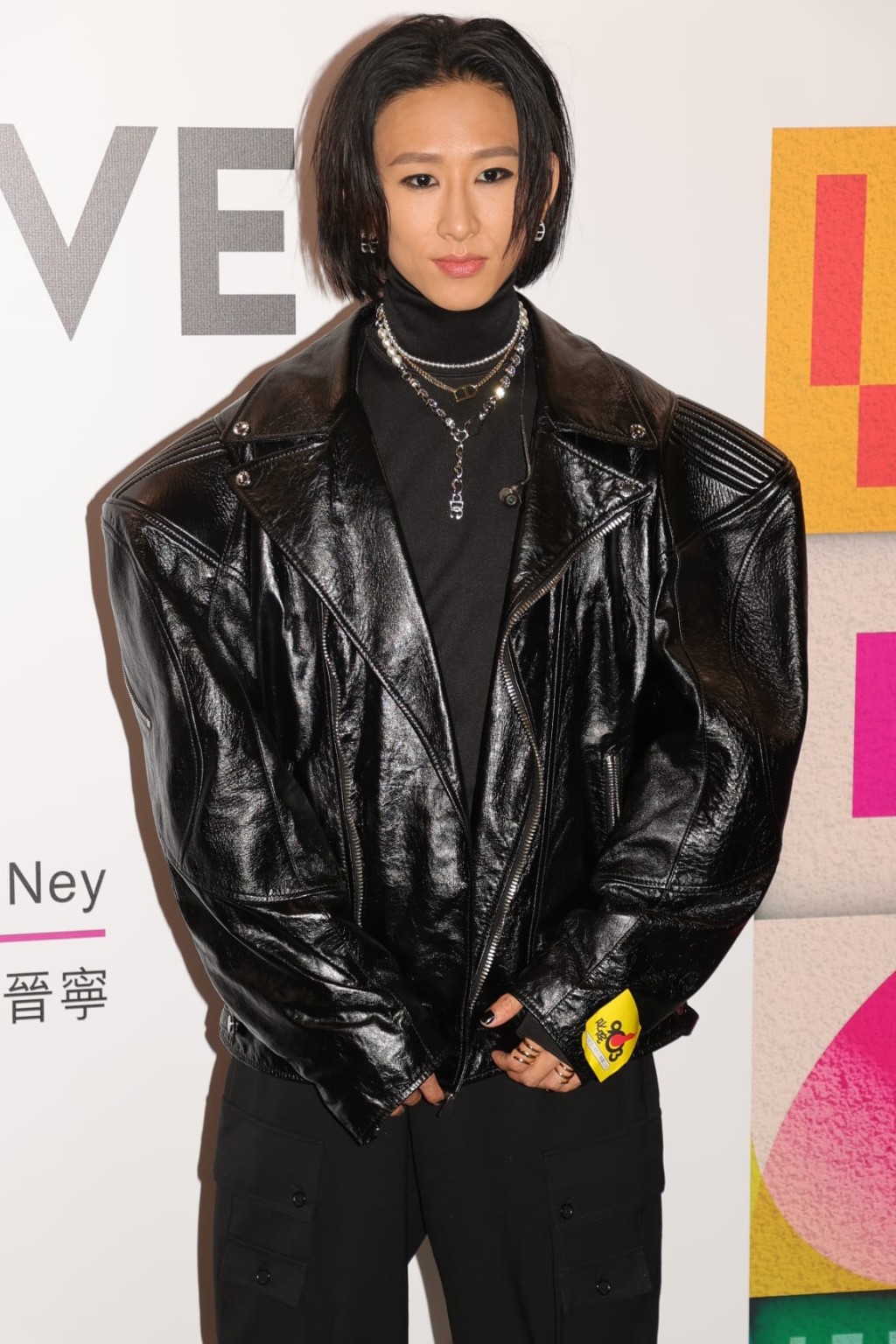 張進翹（右）在台上自彈自唱搖滾歌。